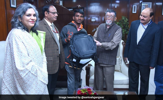 Delivery Boy Given Rs 1 Lakh For Saving 10 People In Mumbai Hospital Fire