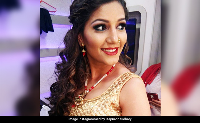 सपना चौधरी मुस्कुराते हुए गाया ये बॉलीवुड सॉन्ग, Video इंटरनेट पर खूब हो रहा वायरल सपना चौधरी मुस्कुराते हुए गाया ये बॉलीवुड सॉन्ग, Video इंटरनेट पर खूब हो रहा वायरल