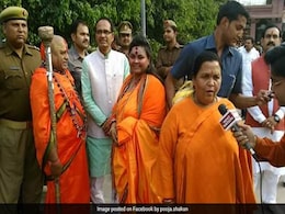 महात्मा गांधी की हत्या को रिक्रिएट करने वाली हिंदू महासभा की नेता बीजेपी के दिग्गज नेताओं के साथ महात्मा गांधी की हत्या को रिक्रिएट करने वाली हिंदू महासभा की नेता बीजेपी के दिग्गज नेताओं के साथ