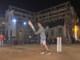 सलमान खान ने क्रिकेट के मैदान में यूं लगाए चौके-छक्के, Video हुआ वायरल सलमान खान ने क्रिकेट के मैदान में यूं लगाए चौके-छक्के, Video हुआ वायरल