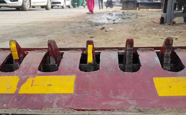 नोएडा में रांग साइड वाहन चलाने वाले हो जाएं सावधान, राह में लगाए गए 'रोड़े'