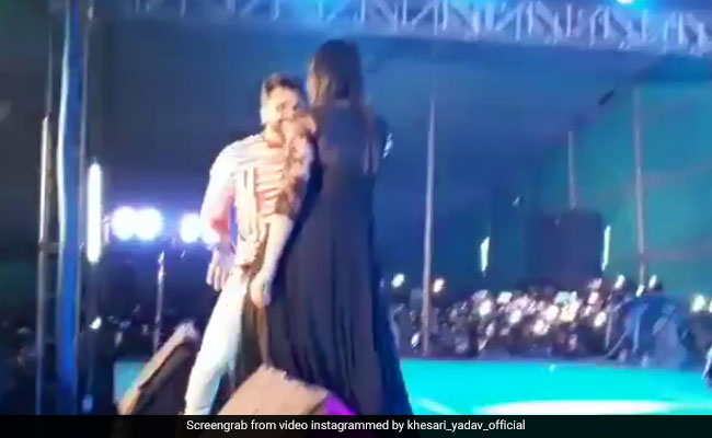 खेसारी लाल यादव ने स्टेज पर डांस से मचाया धमाल, दर्शकों की डिमांड पर खूब लगाए ठुमके, देखें Video