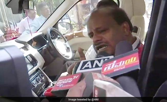Karnataka Leaders Inside Mumbai Luxury Hotel, Media Fail To Sneak In