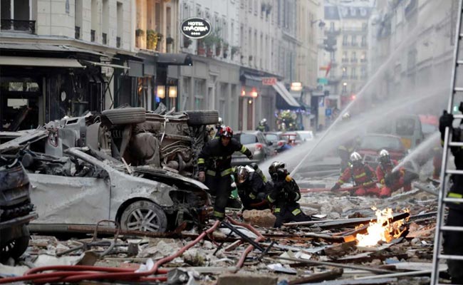 पेरिस में जोरदार धमाका, दो दमकलकर्मियों की मौत, 47 लोग घायल पेरिस में जोरदार धमाका, दो दमकलकर्मियों की मौत, 47 लोग घायल