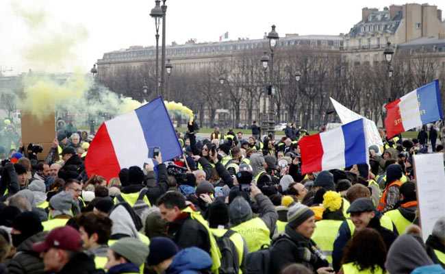 Clashes Erupt In Paris As Yellow Vest Protests Enter 10th Week