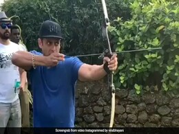 सलमान खान ने मारा ऐसा तीर जो निशाने पर लगा सटीक, Video देख हो जाएंगे हैरान सलमान खान ने मारा ऐसा तीर जो निशाने पर लगा सटीक, Video देख हो जाएंगे हैरान