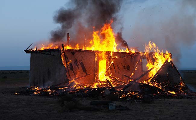झोंपड़ी में दम घुटने से मां-बेटों की मौत, माहवारी के चलते घर से किया गया था बाहर