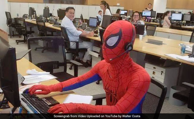 बैंकर बना Spider-man, रिज़ाइन के बाद की ऐसी हरकत, Video देख रोक नहीं पाएंगे हंसी