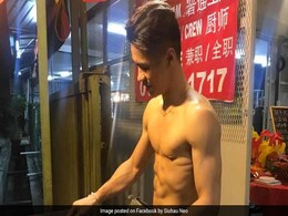 शर्टलेस होकर सड़कों पर बेचता है चिकन, VIRAL हो रही हैं ये तस्वीरें शर्टलेस होकर सड़कों पर बेचता है चिकन, VIRAL हो रही हैं ये तस्वीरें