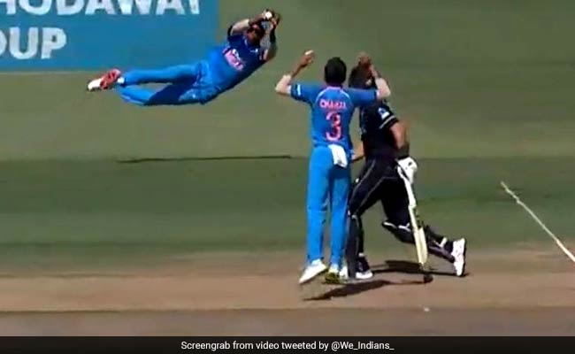 IND vs NZ: हार्दिक पंड्या ने हवा में उड़कर लिया ऐसा कैच, विराट कोहली भी हुए हैरान, देखें VIDEO