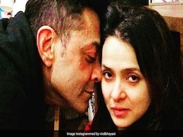 बॉबी देओल बीवी के साथ कुछ इस अंदाज में हुए रोमांटिक, Photo हुई वायरल बॉबी देओल बीवी के साथ कुछ इस अंदाज में हुए रोमांटिक, Photo हुई वायरल