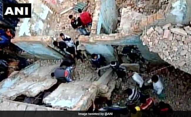 नोएडा : निर्माणाधीन मकान का छज्जा गिरा; एक बच्चे की मौत, चार घायल