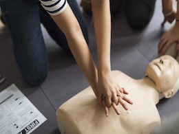 CPR Importance: सीपीआर क्या है? इन 5 कारणों से हम सभी को पता होना चाहिए कार्डियोपल्मोनरी रिससिटेशन के बारे में सब कुछ CPR Importance: सीपीआर क्या है? इन 5 कारणों से हम सभी को पता होना चाहिए कार्डियोपल्मोनरी रिससिटेशन के बारे में सब कुछ