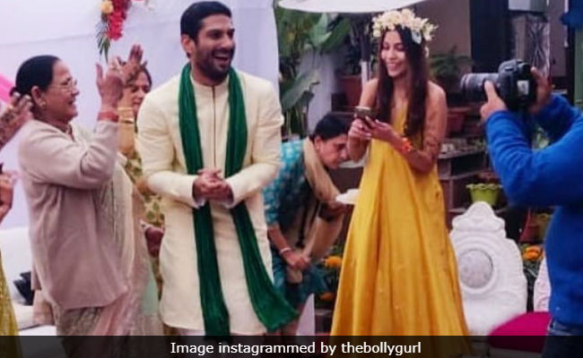 Inside Prateik Babbar And Sanya Sagar's <i>Haldi</i> And <i>Mehendi</i>