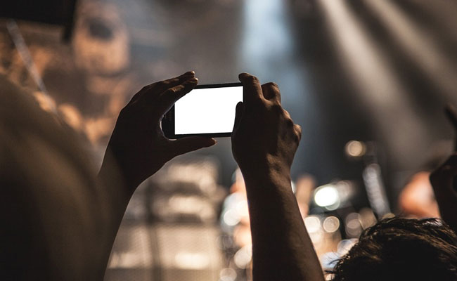 Gamer Leaned Over 4th Floor Balcony For Better WiFi. Fell To His Death Gamer Leaned Over 4th Floor Balcony For Better WiFi. Fell To His Death