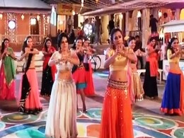 संभावना सेठ ने 'फुर्र से चिरैया उड़ जाई' पर गिराई बिजलियां, डांस Video हुआ वायरल संभावना सेठ ने 'फुर्र से चिरैया उड़ जाई' पर गिराई बिजलियां, डांस Video हुआ वायरल