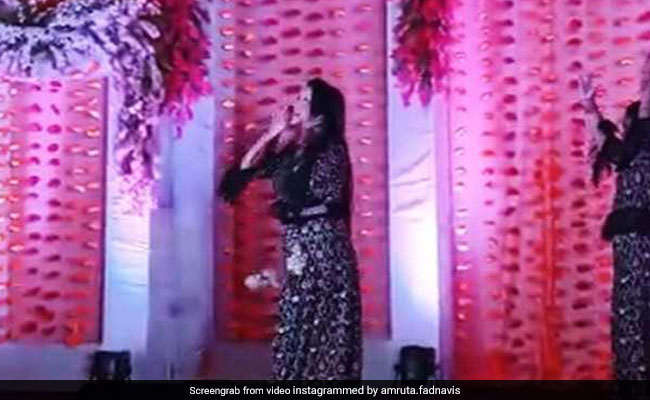 महाराष्ट्र के CM देवेंद्र फडणवीस की पत्नी ने बेटी के साथ किया दीपिका के गाने पर डांस, वायरल हुआ VIDEO