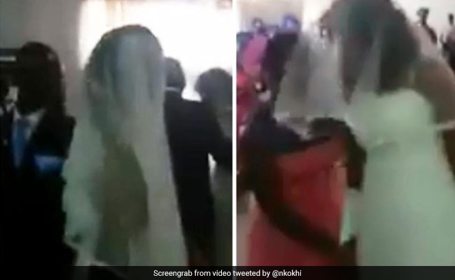 शादी में तैयार होकर पहुंच गई दूल्हे की गर्लफ्रेंड, जमकर मचा बवाल, दुल्हन का रो-रोकर हुआ बुरा हाल, देखें VIDEO