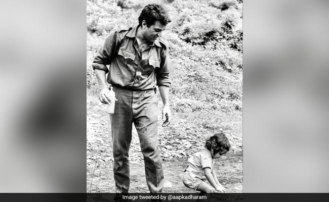 धर्मेंद्र ने बॉबी देओल की Cute Photo की शेयर, हाथ में दूध की बोतल के साथ नजर आए बॉलीवुड के 'हीमैन'