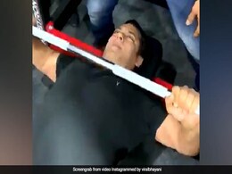 सलमान खान ने जिम में की हैरान कर देने वाली कसरत, बोले- 'रोज करते हो तो करो, मगर...'- देखें Video सलमान खान ने जिम में की हैरान कर देने वाली कसरत, बोले- 'रोज करते हो तो करो, मगर...'- देखें Video