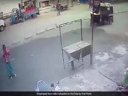 बीच सड़क मंदिर के सामने भगवान से प्रार्थना कर रही थी महिला, उसी वक्त आ गया ट्रक फिर... देखें VIDEO बीच सड़क मंदिर के सामने भगवान से प्रार्थना कर रही थी महिला, उसी वक्त आ गया ट्रक फिर... देखें VIDEO