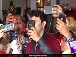 सोनू निगम को देखने के लिए सेल्फी के दीवानों ने लगा दिया जाम, एक इंच भी बढ़ना हुआ मुश्किल, देखें Video सोनू निगम को देखने के लिए सेल्फी के दीवानों ने लगा दिया जाम, एक इंच भी बढ़ना हुआ मुश्किल, देखें Video