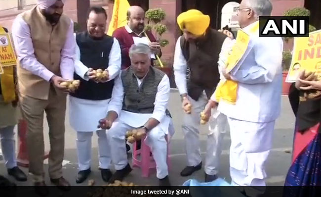 Congress MPs Sell Potatoes Outside Parliament To Raise Farmers' Plight