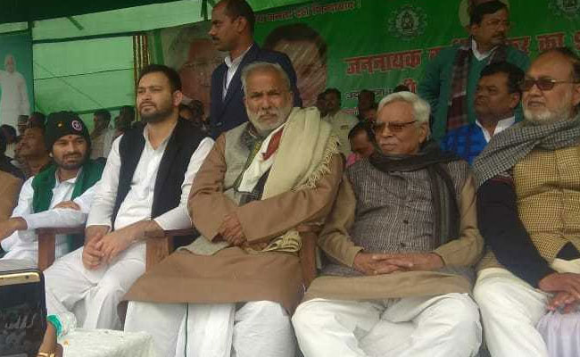 तेजस्‍वी यादव ने पूछा, 'आठ लाख रुपये सालाना कमाने वाला गरीब कैसे हैं'