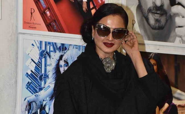 अमिताभ बच्चन की फोटो को देखकर रेखा ने दिया ऐसा रिएक्शन, बार-बार देखा जा रहा Video