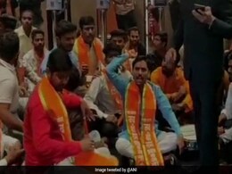Sena Workers Protest At Mumbai Theatre For Not Having "Thackeray" Poster Sena Workers Protest At Mumbai Theatre For Not Having "Thackeray" Poster