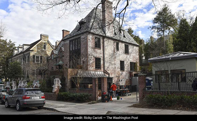 Trump Says There's A 10-Foot Wall Around Obamas' Home. No, Say Neighbours