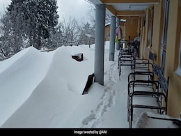 कश्मीर में भारी बर्फबारी जारी, देश के बाकी हिस्से से संपर्क टूटा कश्मीर में भारी बर्फबारी जारी, देश के बाकी हिस्से से संपर्क टूटा