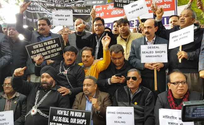 सीलिंग के खिलाफ दिल्ली के व्यापारियों ने जंतर मंतर पर दिया धरना