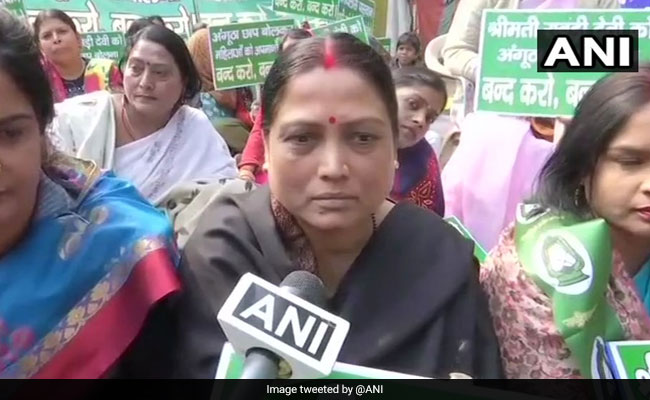 राम विलास पासवान की बेटी आशा पासवान उन्हीं के खिलाफ बैठी धरने पर, कहा- माफी मांगें