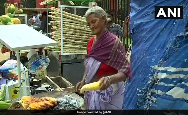 75 साल की अम्मा ने भुट्टा भूनने के लिए लगाया ऐसा जुगाड़, हर जगह हो रही चर्चा, देखें VIDEO