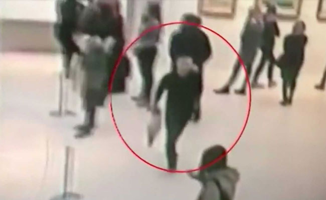 Man Steals Painting From Russian Gallery, Strolls Out With It Under Arm