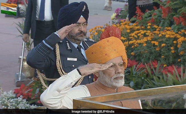 PM Modi Pays Tribute To Soldiers At Amar Jawan Jyoti