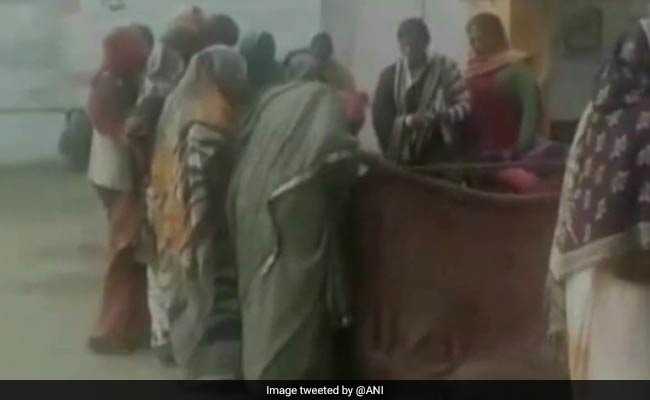 यूपी: गर्भवती महिला को अस्पताल से बाहर निकाला, सड़क पर बच्चे को दिया जन्म