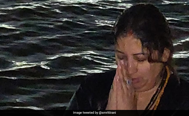 Kumbh 2019 : केंद्रीय मंत्री स्मृति ईरानी ने संगम में लगाई डुबकी, पीएम मोदी ने दी कुंभ पर देश को शुभकामनाएं