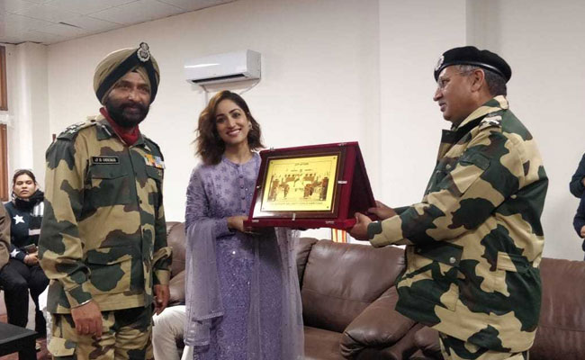 यामी गौतम को  BSF के वरिष्ठ अधिकारियों ने किया सम्मानित, फिल्म 'उरी' का धमाल जारी