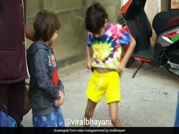 शाहरुख के बेटे को देख सलमान के भतीजे ने की ऐसी हरकत, जोर-जोर से हंसने लगे अबराम, देखें VIDEO शाहरुख के बेटे को देख सलमान के भतीजे ने की ऐसी हरकत, जोर-जोर से हंसने लगे अबराम, देखें VIDEO