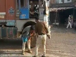 मध्य प्रदेश में 'वर्दी की गुंडागर्दी': सरेआम ट्रक ड्राइवर को नीचे उतार तड़ातड़ जड़े थप्पड़, देखें VIDEO मध्य प्रदेश में 'वर्दी की गुंडागर्दी': सरेआम ट्रक ड्राइवर को नीचे उतार तड़ातड़ जड़े थप्पड़, देखें VIDEO