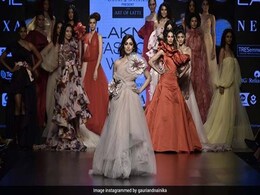 रैंप वॉक कर रही थी ये बॉलीवुड एक्ट्रेस, तभी खोया संतुलन और फिर...Video हुआ वायरल रैंप वॉक कर रही थी ये बॉलीवुड एक्ट्रेस, तभी खोया संतुलन और फिर...Video हुआ वायरल