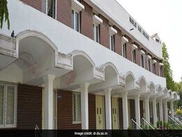 दिल्ली यूनिवर्सिटी के दौलतराम कॉलेज में छात्राओं का प्रदर्शन, बुलानी पड़ी पुलिस दिल्ली यूनिवर्सिटी के दौलतराम कॉलेज में छात्राओं का प्रदर्शन, बुलानी पड़ी पुलिस