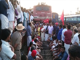 ट्रेड यूनियन का भारत बंद LIVE Updates: बंगाल में हिंसा की छिटपुट घटनाएं, हावड़ा में स्कूली बसों पर पथराव ट्रेड यूनियन का भारत बंद LIVE Updates: बंगाल में हिंसा की छिटपुट घटनाएं, हावड़ा में स्कूली बसों पर पथराव