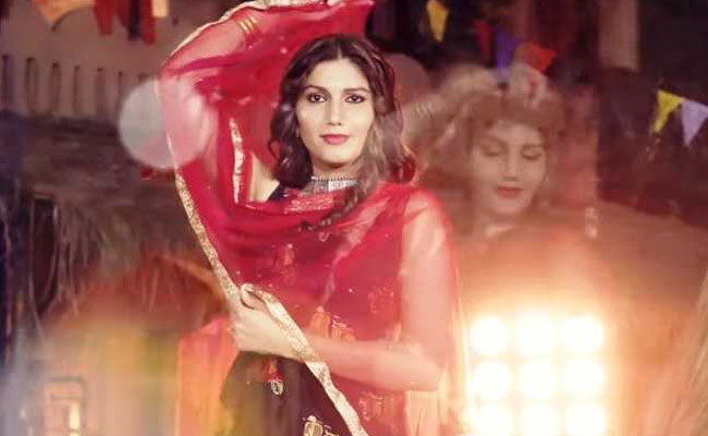 सपना चौधरी के 'घूंघट' ने बरपाया कहर, 'गोरे रंग पर काले सूट की पहरेदारी' ने उड़ाया गरदा- देखें Video