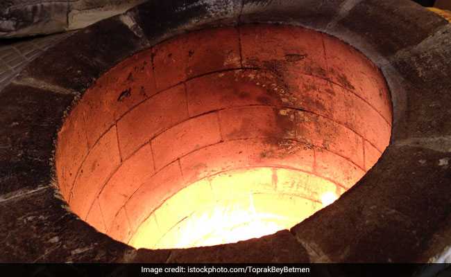 Smoke From <i>Tandoor</i> Kills 2 Household Helps In Delhi