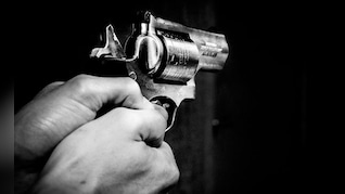 आगरा में कचहरी से लौट रही महिला की दिनदहाड़े गोली मारकर हत्या, पुलिस को पति पर शक