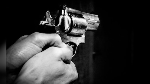 आगरा में कचहरी से लौट रही महिला की दिनदहाड़े गोली मारकर हत्या, पुलिस को पति पर शक