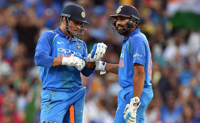 IND vs AUS 1st ODI: इस वजह से महेंद्र सिंह धोनी की बैटिंग को लेकर मचा है बवाल